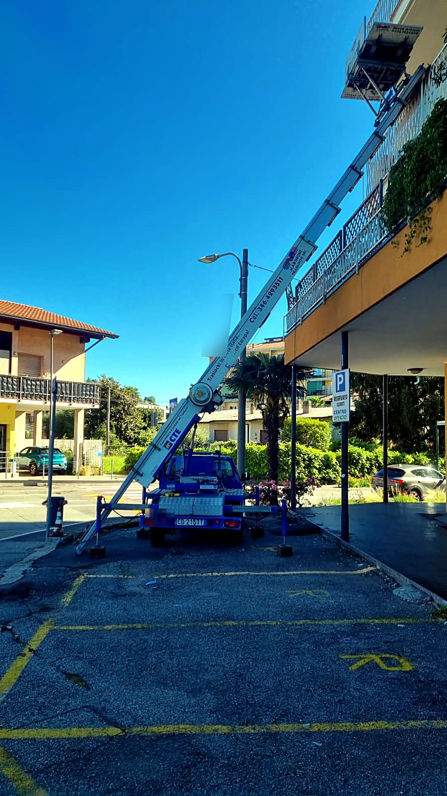 Lavoro reale: autoscala estesa su un balcone ad Arona