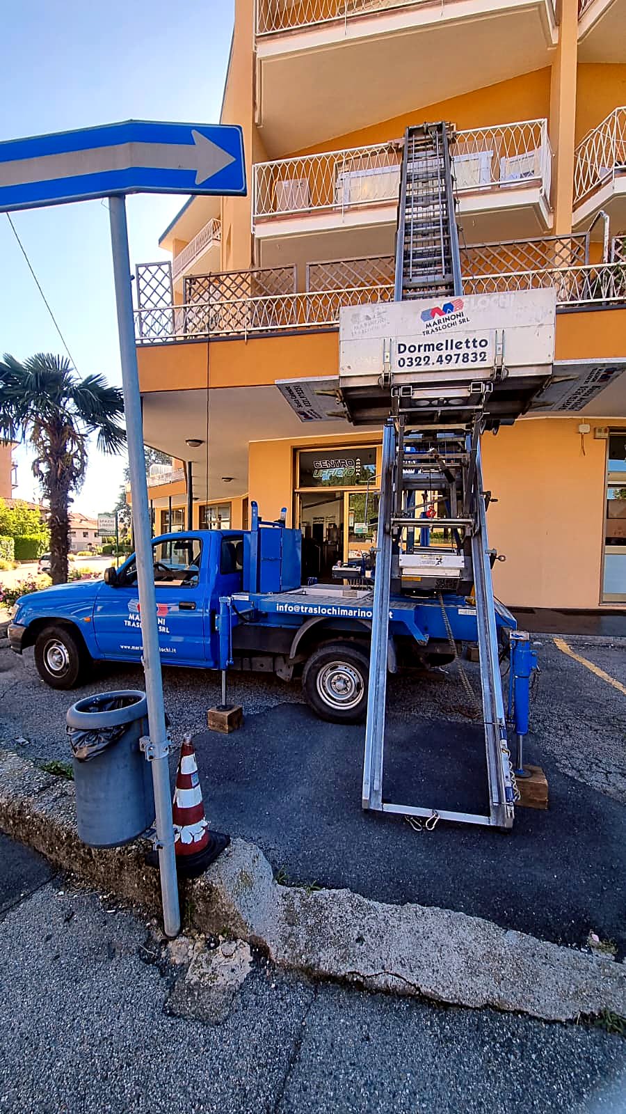 Lavoro reale: autoscala al lavoro a Dormelletto