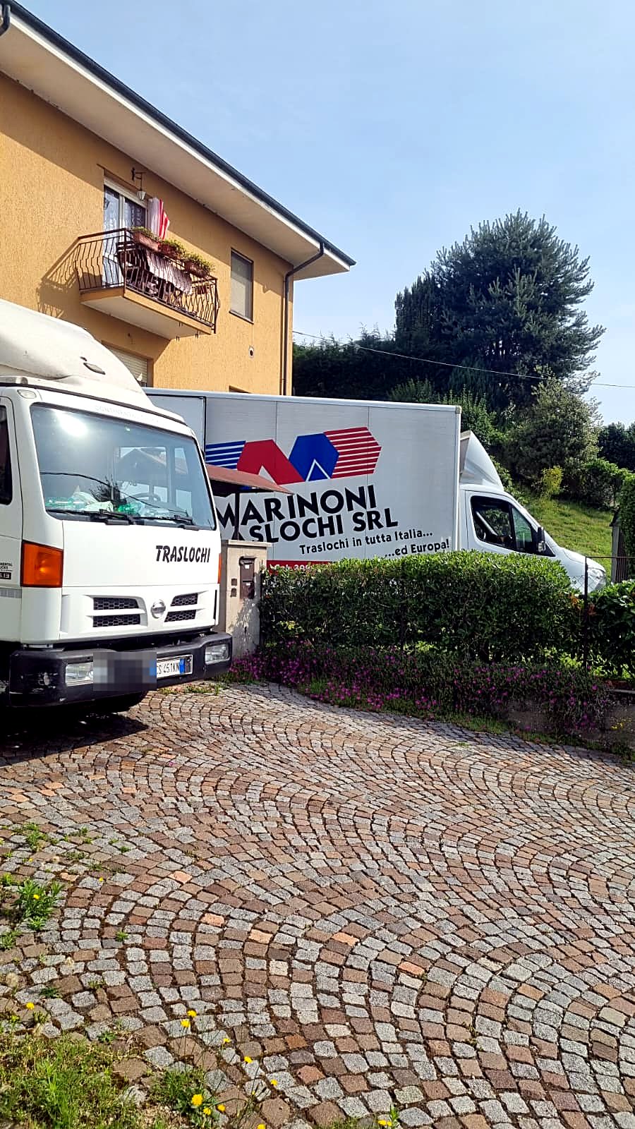 Autocarro Marinoni Traslochi con livrea rosso-blu